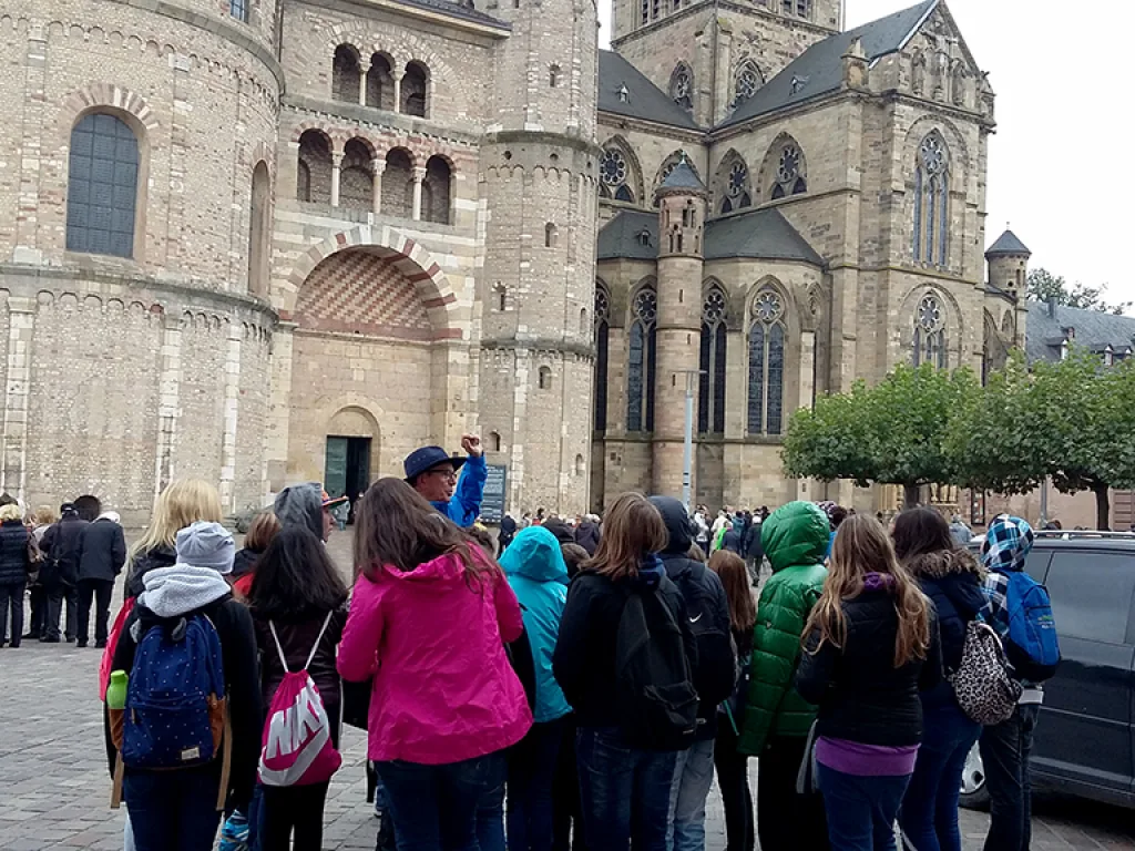 Gruppe steht vor dem Trierer Dom.